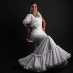 Dana Cervantes luciendo modelo de Lourdes Paz moda flamenca y complementos de María Rengel